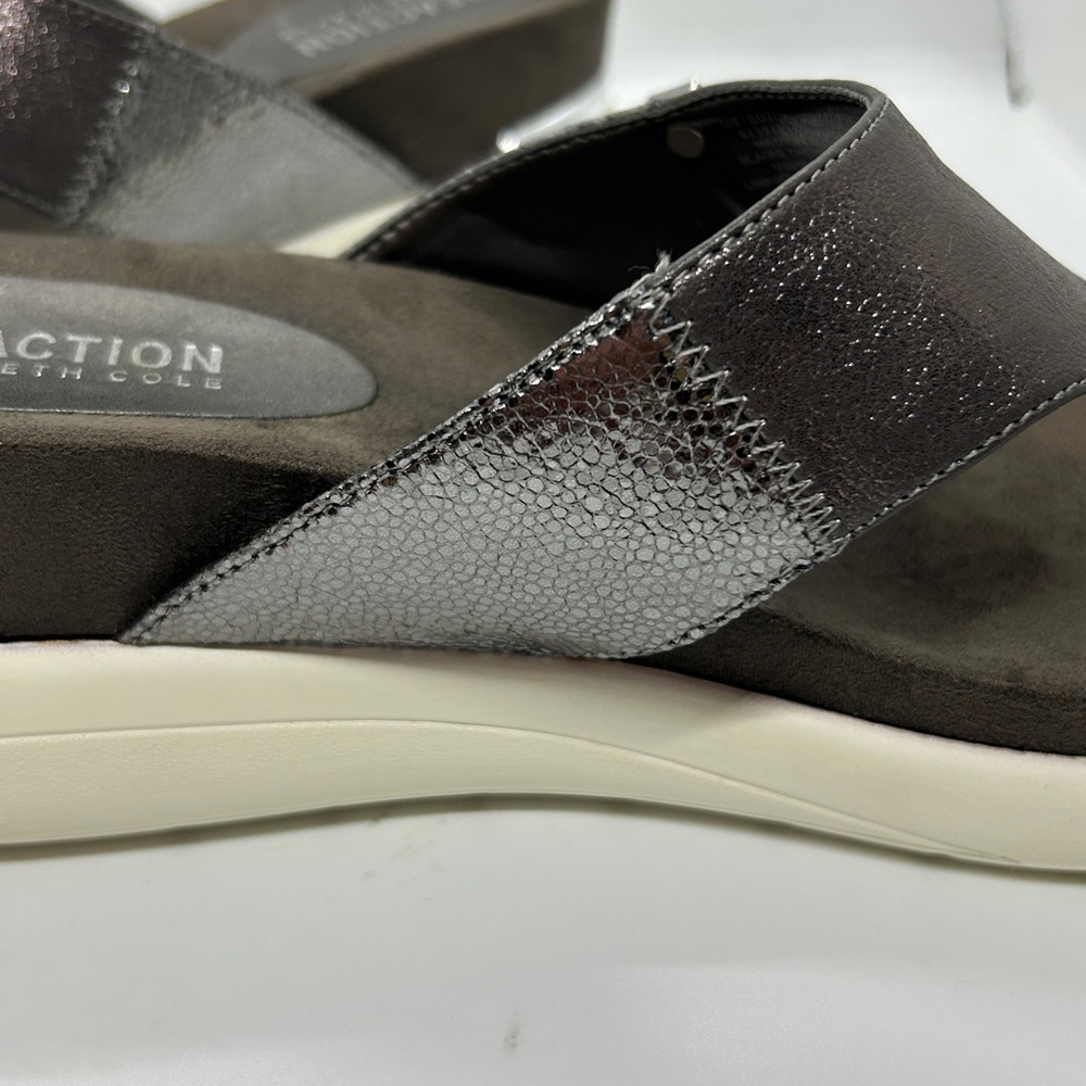 Kenneth Cole REACTION Women's Blaire Thong Sandals.Metallic Pewter Finish Size 8 - Picture 6 of 11